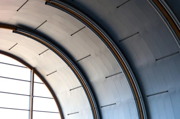 Intérieur industriel avec grandes fenêtres et plafond métallique — Photo