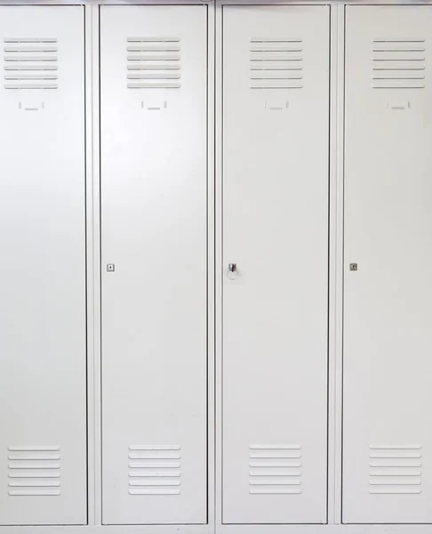 Leere weiße Metallspinde in der Schule — Stockfoto