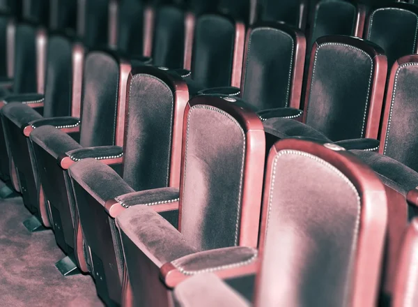 Cadeiras de teatro vazias, auditório retro — Fotografia de Stock