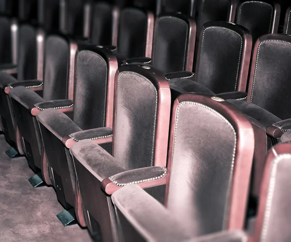 Sillas de teatro vacías, auditorio retro — Foto de Stock