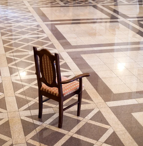Άδειο παλιά κλασική καρέκλα στέκεται στο δάπεδο — Φωτογραφία Αρχείου