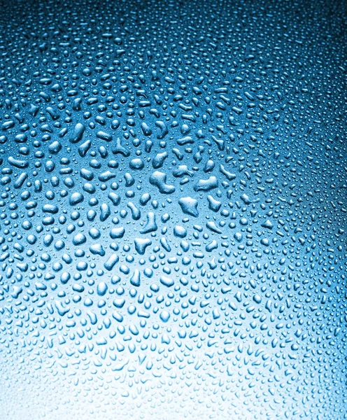 Gotas de agua sobre fondo azul — Foto de Stock