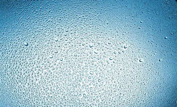 Gotas de agua sobre fondo azul — Foto de Stock