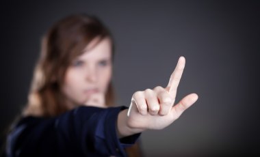 kadın eli, bir şey işaret eden bir parmak