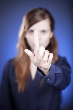 kadın eli, bir şey işaret eden bir parmak