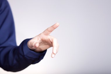 kadının el parmağı, parlak bir arka plan ile