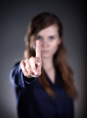 kadının el parmağı, koyu arka plan