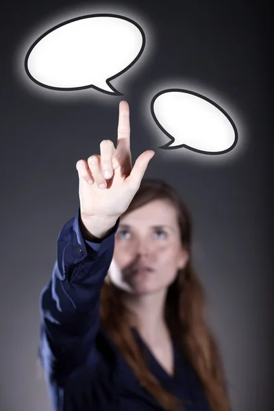 La mano de la mujer señalando burbujas de habla, pantalla táctil —  Fotos de Stock