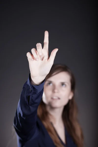 Mano de mujer, un dedo señalando algo —  Fotos de Stock