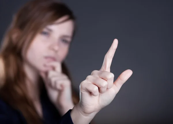Kadın eli, bir şey işaret eden bir parmak — Stok fotoğraf