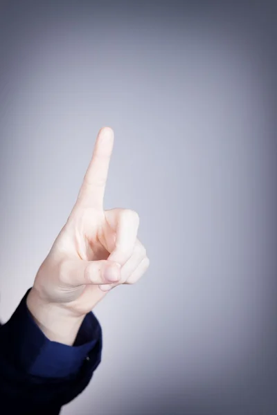 Mano de mujer con dedo, fondo azul — Foto de Stock