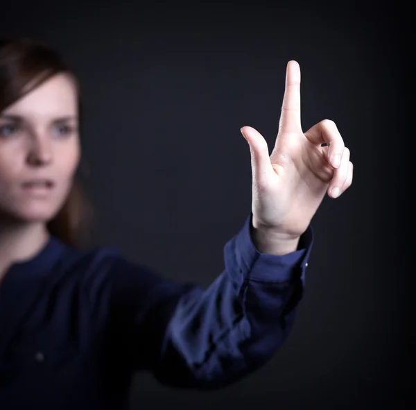 Mano de mujer con dedo, fondo oscuro —  Fotos de Stock