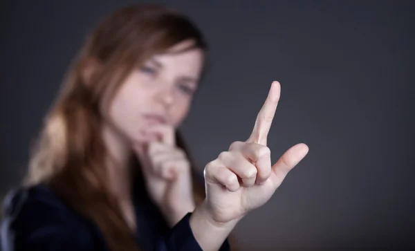 Mão de mulher com o dedo, fundo escuro — Fotografia de Stock