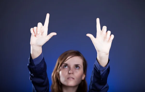 Le due mani della donna incorniciano la composizione, formando lo spazio — Foto Stock