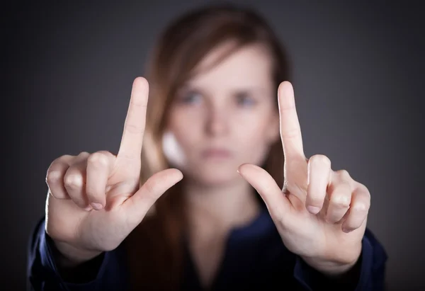 Kadının iki el bir şey işaret — Stok fotoğraf