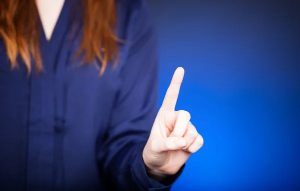 Frauenhand mit Finger, blauer Hintergrund — Stockfoto