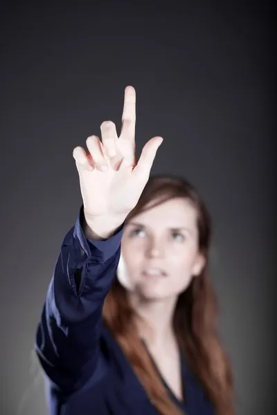 Mano de mujer con dedo, fondo oscuro — Foto de Stock