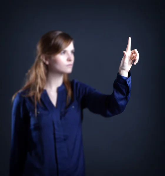 Frauenhand mit Finger, dunkler Hintergrund — Stockfoto