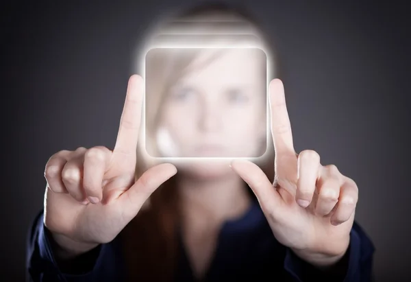 Pulsante a due mani della donna che punta, touch screen — Foto Stock