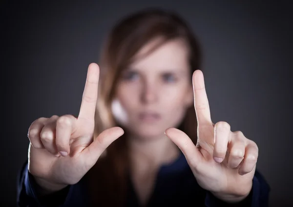 Kadının iki el bir şey işaret — Stok fotoğraf