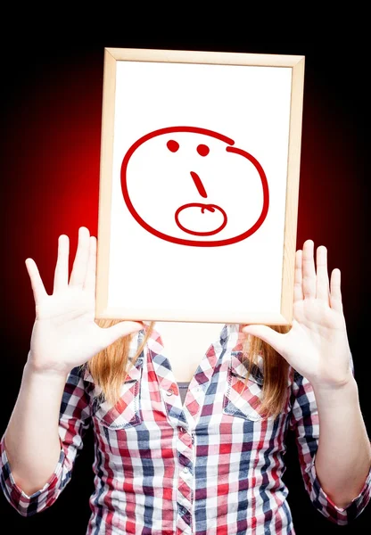 Mujer mostrando emoticono sorprendido delante de la cara — Foto de Stock