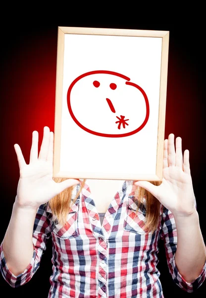 Frau zeigt Kuss-Emoticon vor Gesicht — Stockfoto