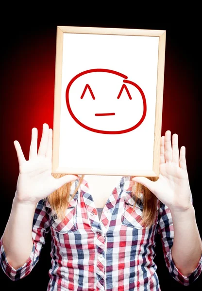 Kvinnan visar kiki emoticon framför ansikte — Stockfoto