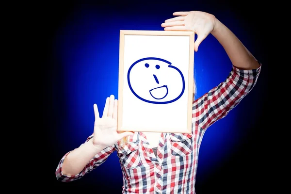 Mujer mostrando emoticono de sonrisa delante de la cara —  Fotos de Stock