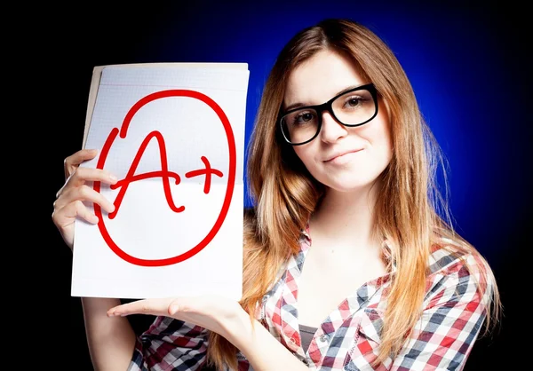 Perfecto grado de la escuela Un plus de examen y chica feliz —  Fotos de Stock