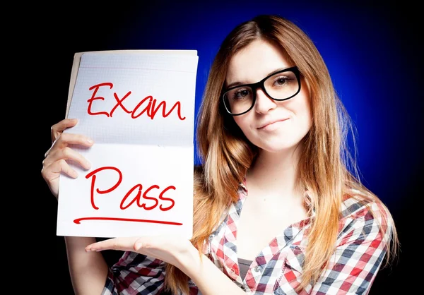 Pasó la prueba o examen y feliz, chica orgullosa — Foto de Stock