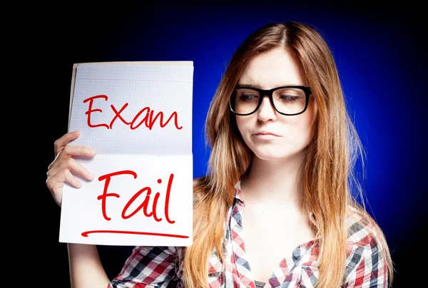 Prueba o examen fallido y chica decepcionada — Foto de Stock