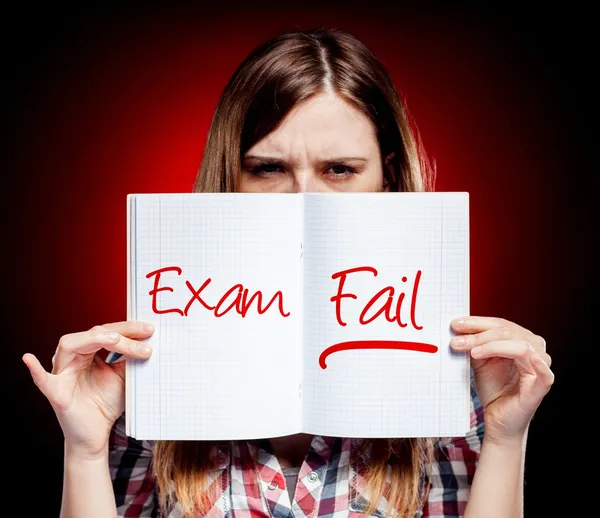 Prueba o examen fallido y chica decepcionada — Foto de Stock