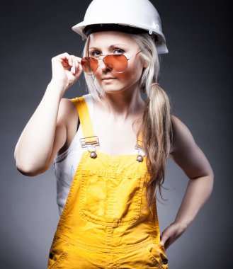 şık genç mimar, inşaat işçisi kadın