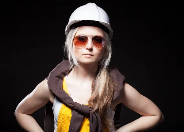 Fashionabla unga arkitekten kvinna, byggnadsarbetare — Stockfoto