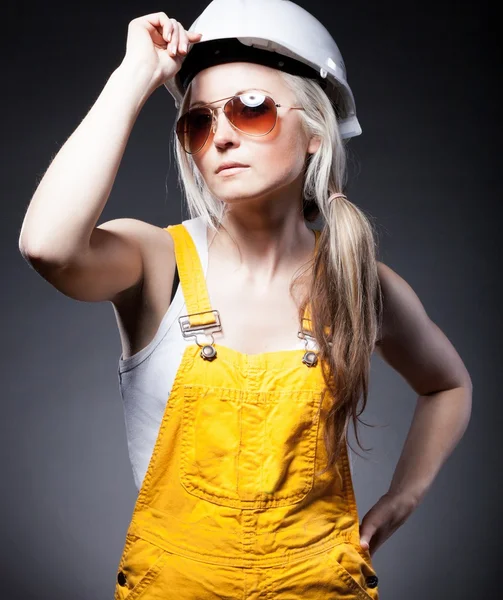 Mulher de arquiteto jovem na moda, trabalhador de construção — Fotografia de Stock