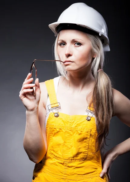 Mulher de arquiteto jovem na moda, trabalhador de construção — Fotografia de Stock