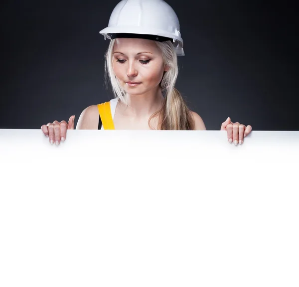 Genç mimar kadın, boş poster — Stok fotoğraf