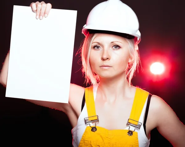 Jovem arquiteto mulher trabalhador da construção, cartaz vazio — Fotografia de Stock