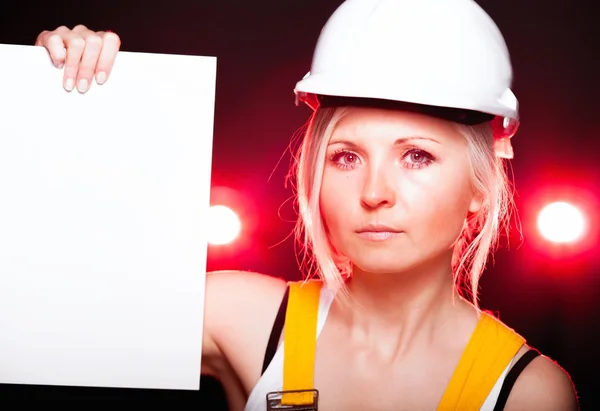 Jovem arquiteto mulher trabalhador da construção, cartaz vazio — Fotografia de Stock