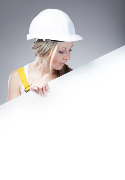 Młody budowniczy kobieta robotnik budowlany, pusty transparent — Zdjęcie stockowe