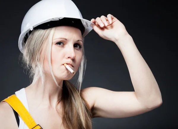 Bouwer vrouw bouw werknemer roken sigaretten — Stockfoto