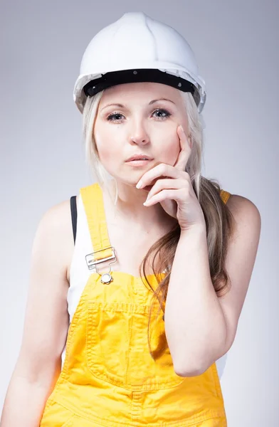 Genç Oluşturucu kadın inşaat işçisi, düşünme — Stok fotoğraf