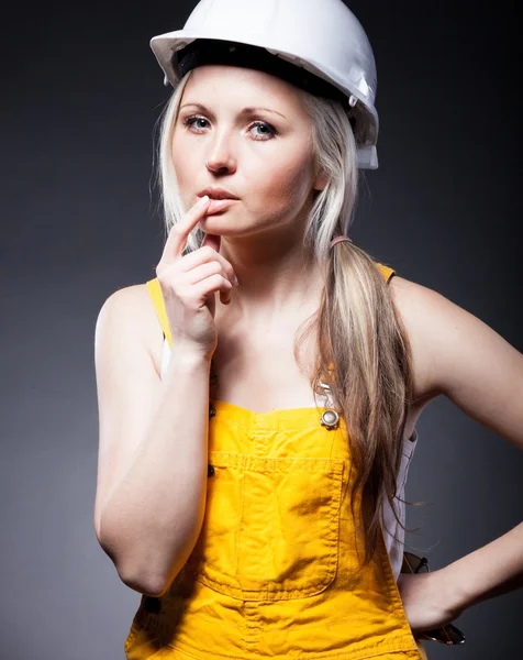 Genç kadın bir inşaat işçisi olarak — Stok fotoğraf