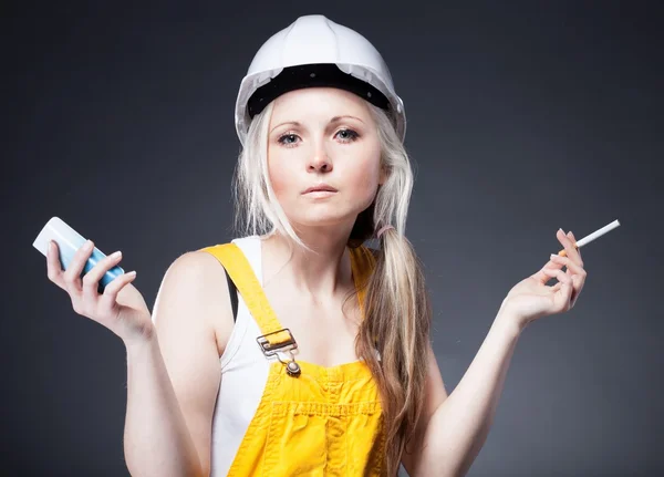 タバコと携帯電話を保持している混乱建築家女性 — ストック写真