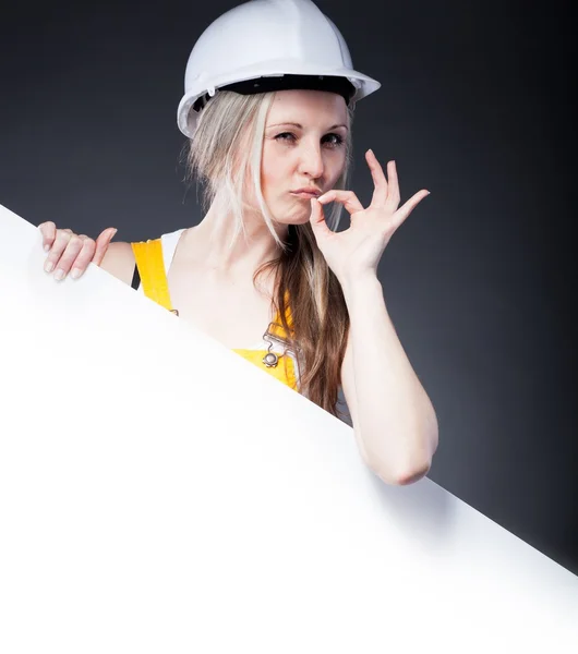 Genç mimar kadın, boş poster — Stok fotoğraf