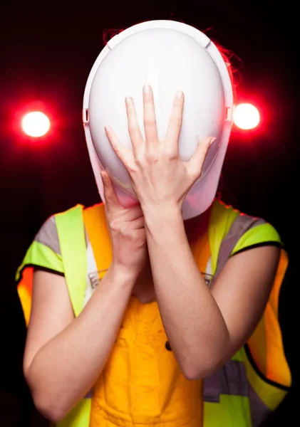 Joven arquitecta trabajadora de la construcción, casco de seguridad — Foto de Stock