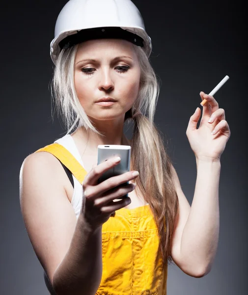 Pracownik budowlany kobieta młody architekt, papierosów i telefon — Zdjęcie stockowe