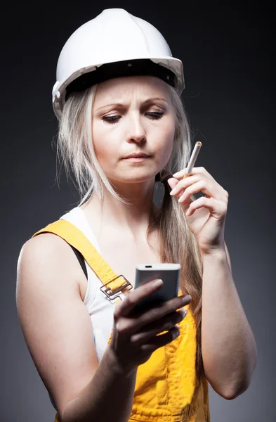 Pracownik budowlany kobieta młody architekt, papierosów i telefon — Zdjęcie stockowe