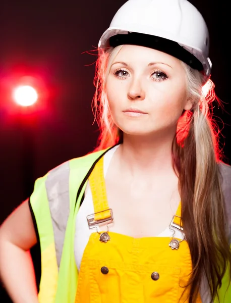 Jovem arquiteto mulher trabalhador da construção, luzes brilhantes — Fotografia de Stock