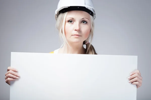 Joven constructora trabajadora de la construcción, pancarta vacía — Foto de Stock